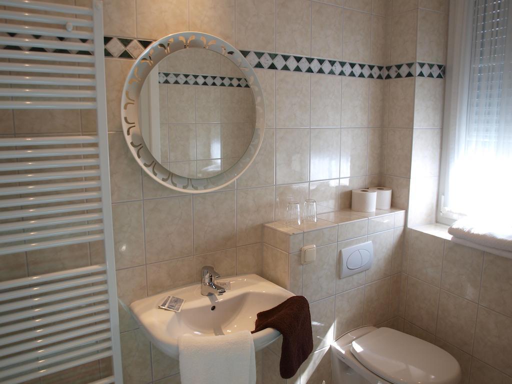 Hotel Gasthof Schuster Und Gaestehaus ฮูเดสไฮม์ แอม ไฮน์ ห้อง รูปภาพ