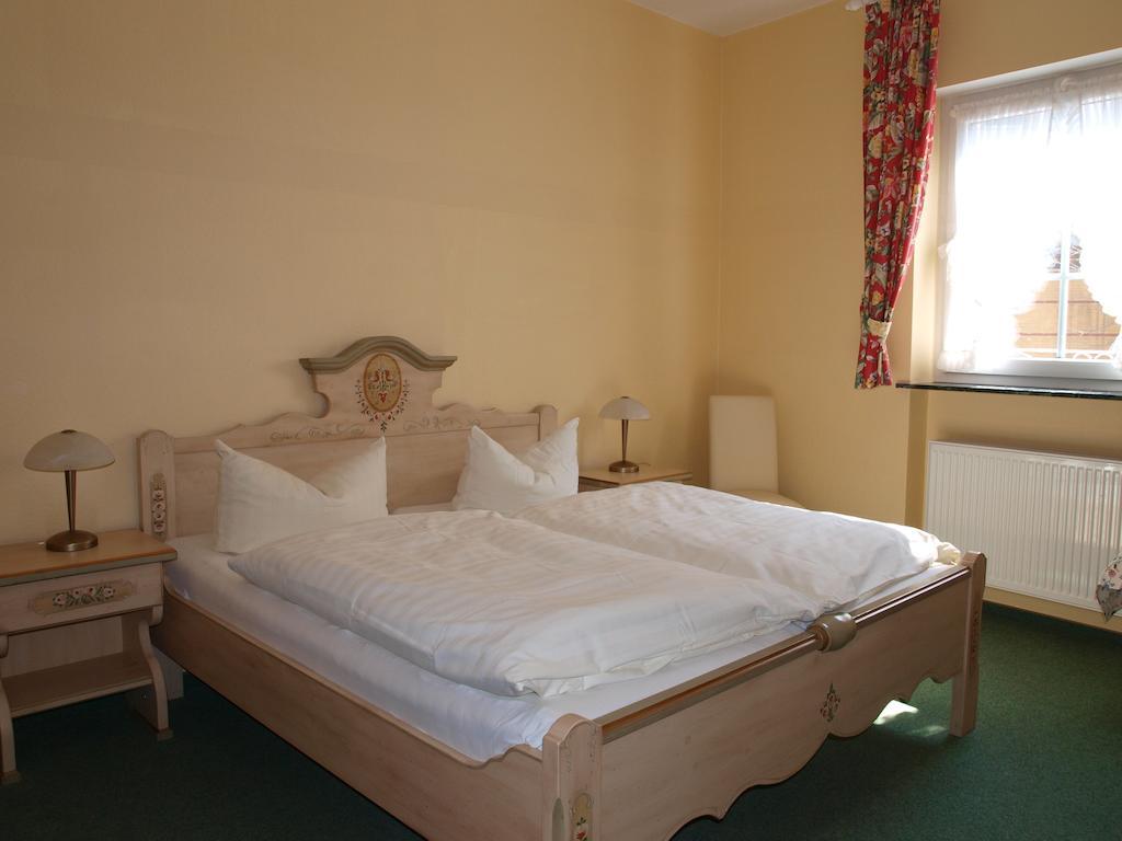 Hotel Gasthof Schuster Und Gaestehaus ฮูเดสไฮม์ แอม ไฮน์ ห้อง รูปภาพ