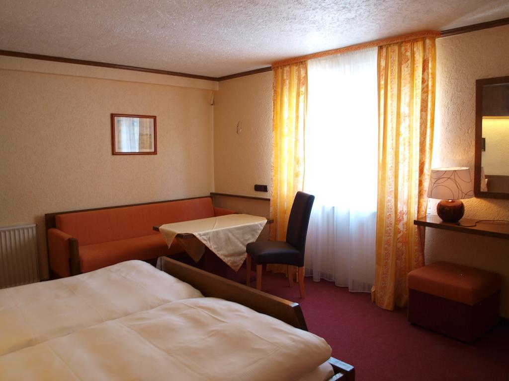 Hotel Gasthof Schuster Und Gaestehaus ฮูเดสไฮม์ แอม ไฮน์ ห้อง รูปภาพ